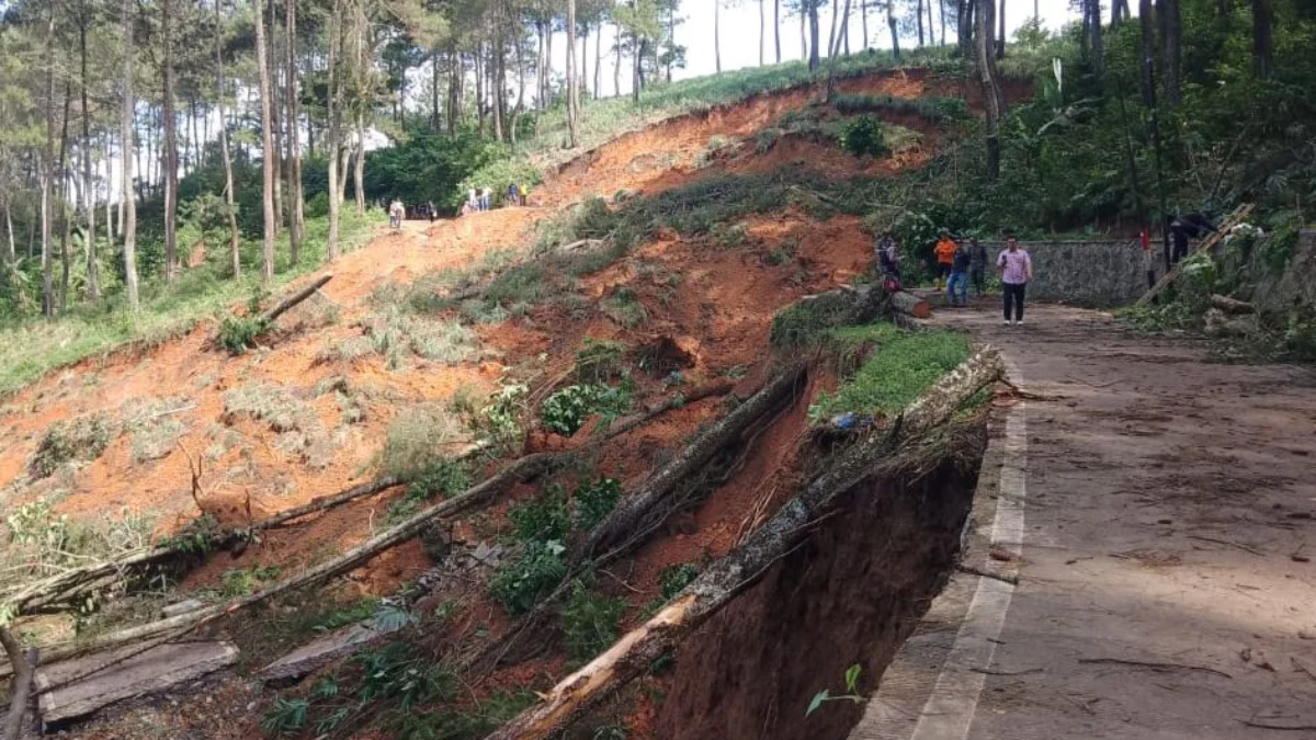 Jalan alternatif Bandung Barat-Cianjur via Gununghalu terputus tergerus longsor. Kamis (14/5). Dok istimewa
