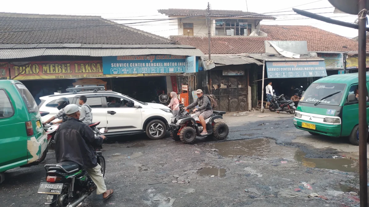 Kondisi Jalan Raya Barat Cicalengka di wilayah Desa Cicalengka Wetan, Kecamatan Cicalengka, Kabupaten Bandung rusak berat dan belum ada perhatian, meski diklaim pemerintah setempat sudah diajukan perbaikan. (Yanuar/Jabar Ekspres)