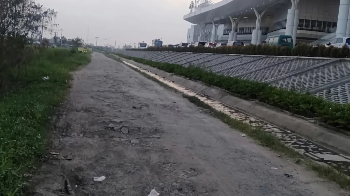Pemkab Bandung Sempat Perbaiki Jalan Usai Disorot Pemprov Jabar, Faktanya Akses ke Stasiun KCIC Masih Rusak Jalan depan Stasiun KCIC Tegalluar, Kereta Cepat Whoosh di Desa Cibiruhilir, Kecamatan Cileunyi, Kabupaten Bandung kondisinya masih rusak. (Yanuar/Jabar Ekspres)