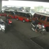 Sejumlah angkot mangkal liar di ruas Jalan kawasan Simpang Susun Cileunyi, Kabupaten Bandung. (Pandu Muslim/Jabar Ekspres)