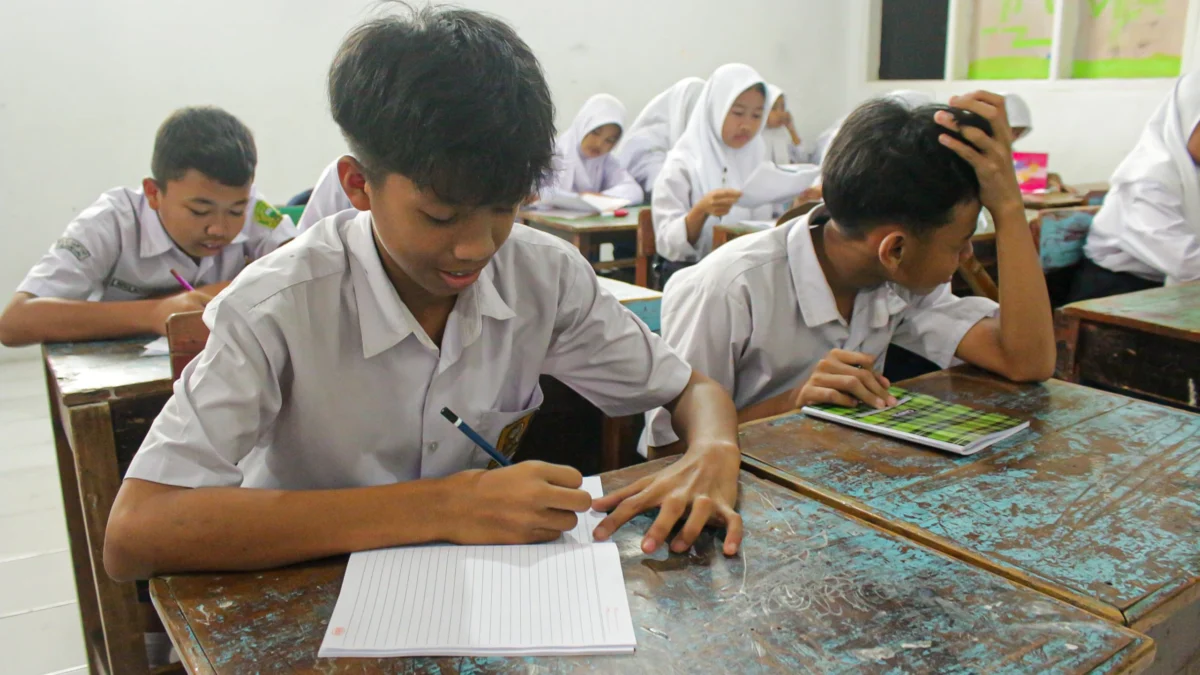 Ilustrasi: Sejumlah siswa mengikuti KBM di ruang kelas. Dinas Sosial (Dinsos) Cimahi menegaskan PPDB jalur afirmasi telah diatur dengan penerima data BPNT, PKH dan DTKS. (Pandu Muslim/Jabar Ekspres)