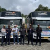 Petugas Dishub KBB seusai memeriksa bus pariwisata yang masuk ke kawasan wisata di Lembang. Jumat (24/5). Dok Dishub KBB