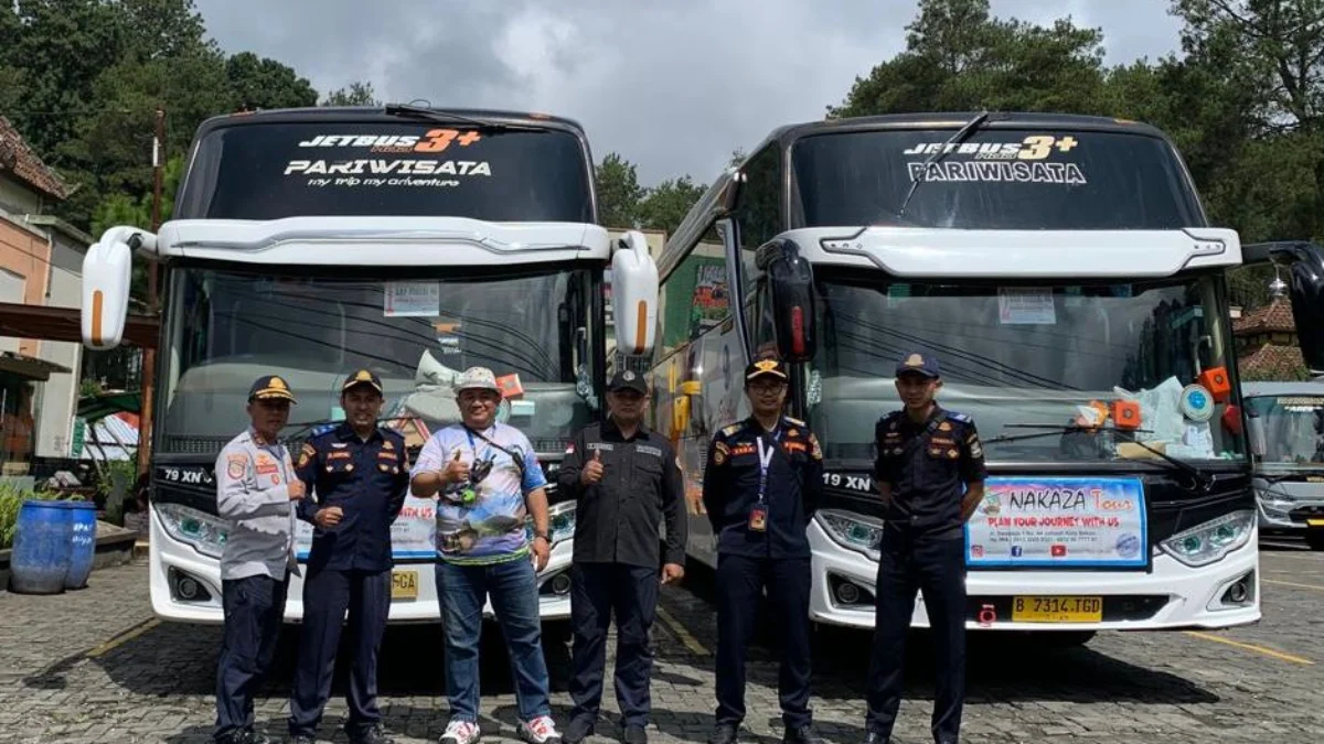 Pastikan Kondisi Kendaraan Laik Jalan dan Aman, Dishub KBB Lakukan Ram Check di Kawasan Wisata Petugas Dishub KBB seusai memeriksa bus pariwisata yang masuk ke kawasan wisata di Lembang. Jumat (24/5). Dok Dishub KBB