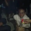Terduga pelaku begal di wilayah Desa Cibiruwetan, Kecamatan Cileunyi, Kabupaten Bandung babak belur dihakimi massa. (Istimewa)