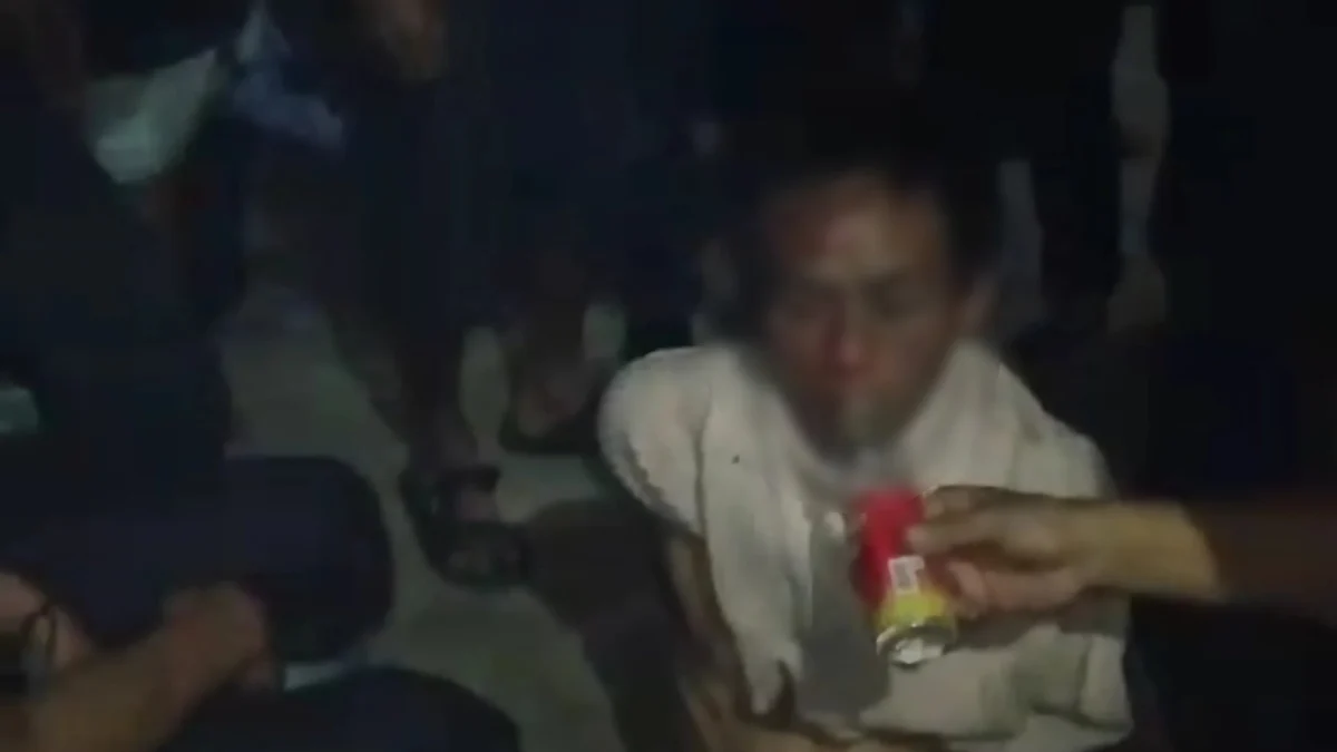 Terduga pelaku begal di wilayah Desa Cibiruwetan, Kecamatan Cileunyi, Kabupaten Bandung babak belur dihakimi massa. (Istimewa)