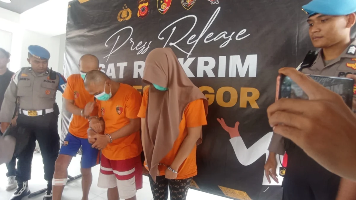 Tiga pelaku saat diamankan di Mako Polres Bogor. Foto : Sandika Fadilah /Jabar Ekspres