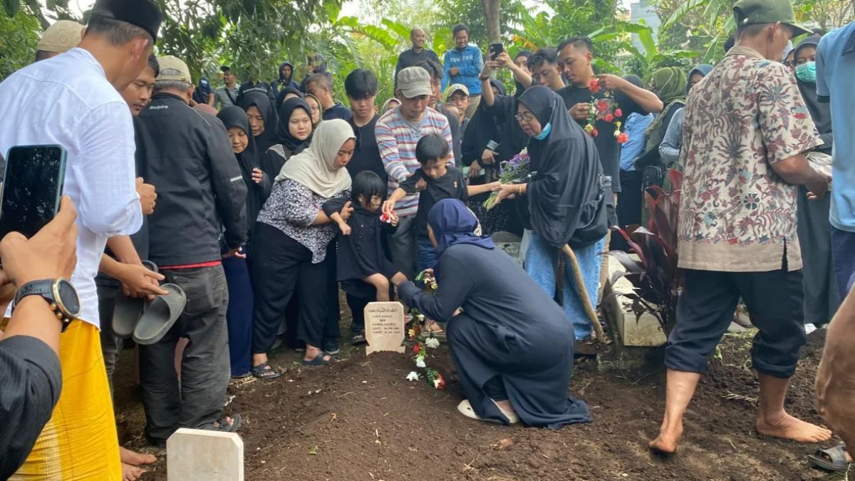 Pemakaman Farid Ahmad (34), seorang mekanik yang menjadi korban pesawat jatuh di BSD Tangerang Selatan. Senin (20/5). Foto Jabar Ekspres