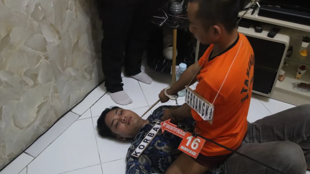 Polisi Gelar Rekonstruksi Pembunuhan ART di Sukabumi, Tersangka Peragakan 27 Adegan Adi (20 tahun) saat hanbisi nyawa Ceuceu orang yang hendak menyodominya. Dok Humas Polres Sukabumi