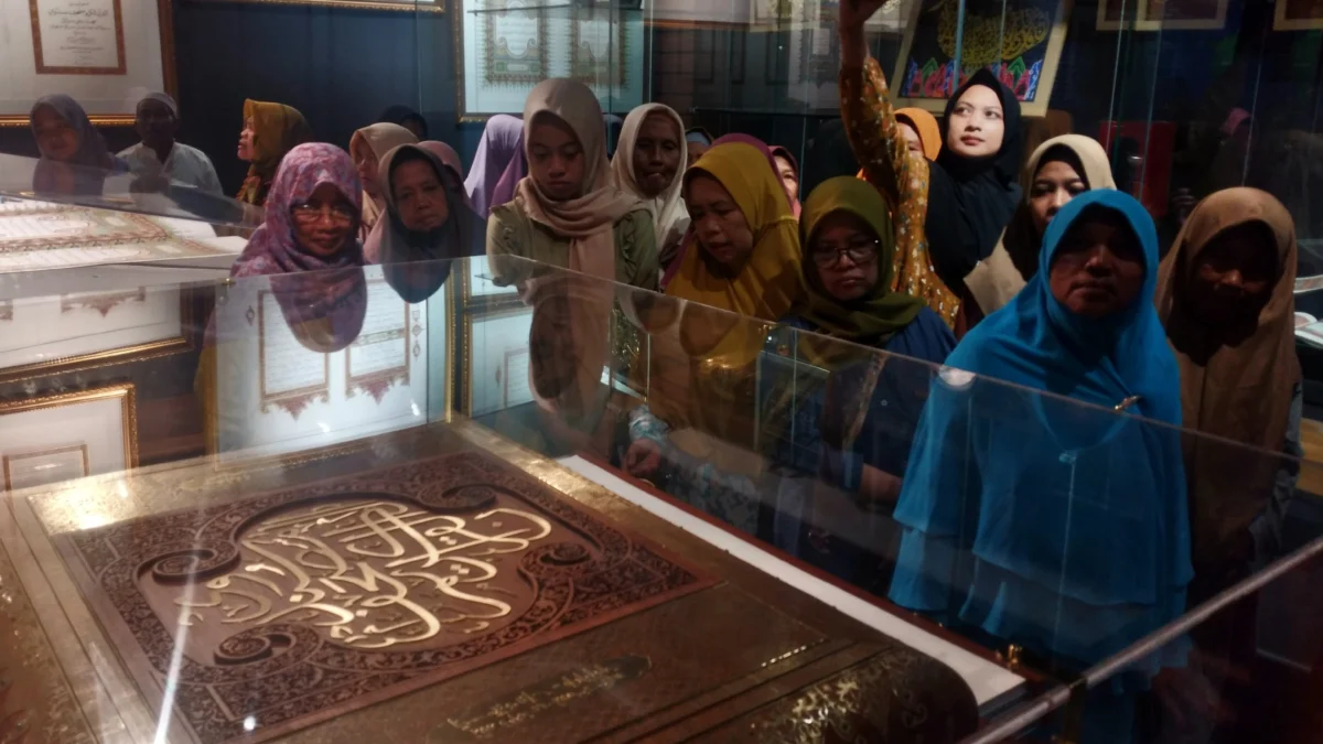 Sejumlah pengunjung asal luar daerah saat menengok Galeri Rasulullah Masjid Al Jabbar. (son)