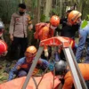 Petugas gabungan saat mengevakuasi korban. Foto : Dok Polsek