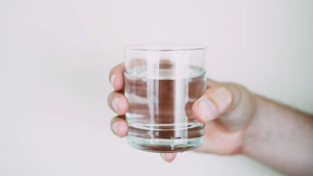 Ilustrasi Minum Oralit bagi Jemaah Haji 2024/ Pexels/ Lisa Fotios