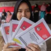 Potret warga sedang memegang surat suara pemilihan umum/Istimewa/