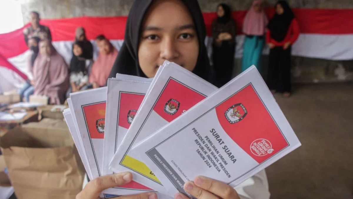 KPU Bandung Barat Terus Upayakan Tekan Suara Tidak Sah di Pilkada 2024 Potret warga sedang memegang surat suara pemilihan umum/Istimewa/
