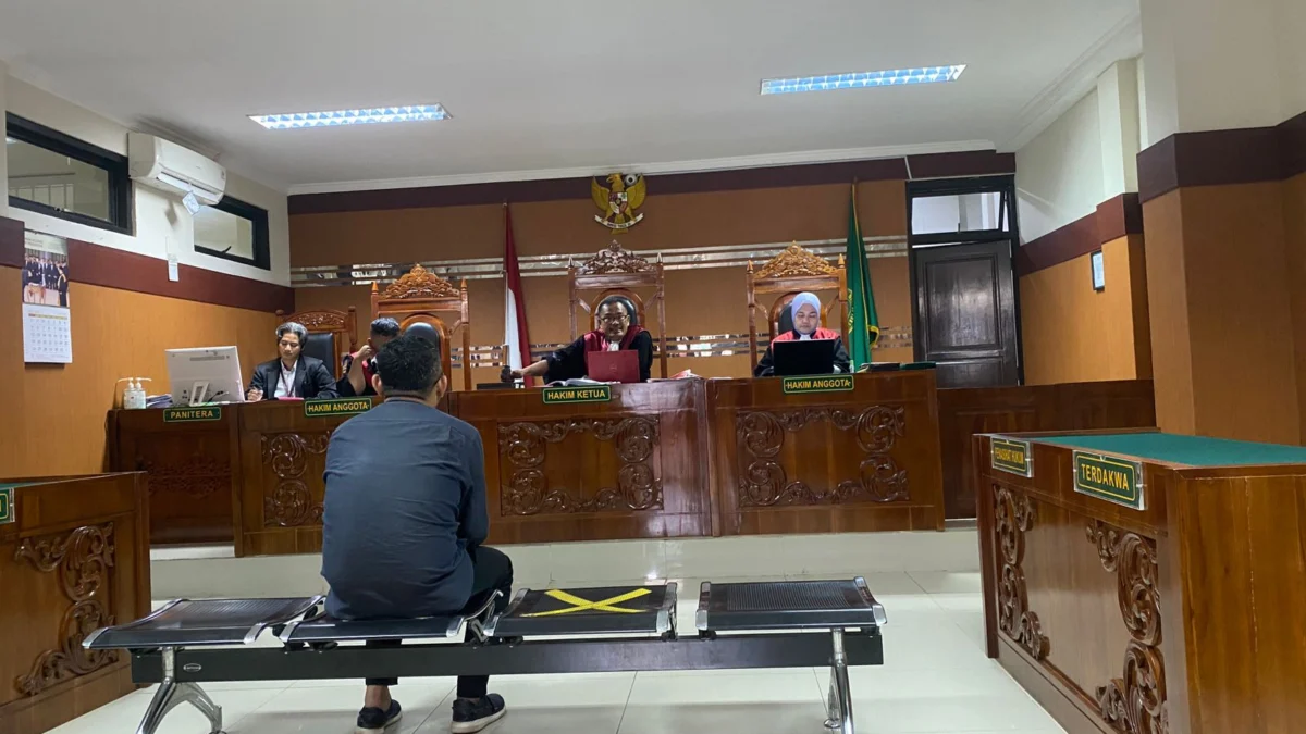 Suasana sidang Ivan Rusvansyah mantan anggota DPRD saat menjalani sidang tindak penipuan. Riki Achmad/Jabar Ekspres