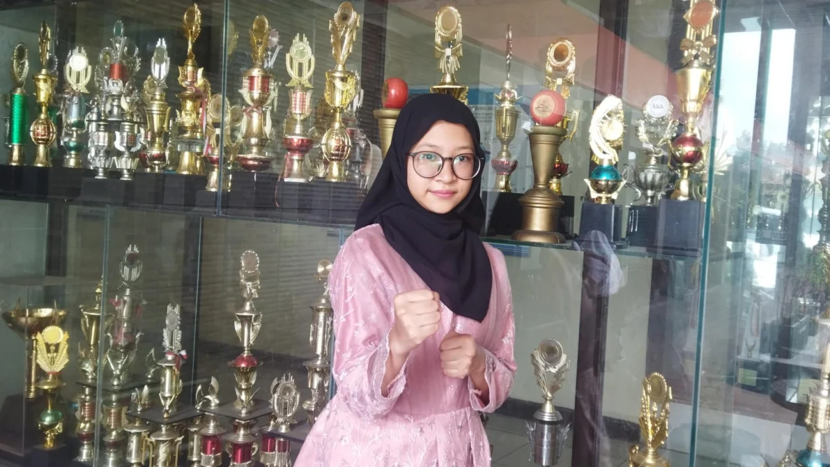 Siswi SMKN 3 Kota Bandung, Andini Sofya. Dirinya berhasil meraih juara 1 O2SN SMK se-Kota Bandung, cabang olahraga karate