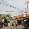 Tampak kabel listrik semrawut di kawasan Cibiru, Kota Bandung, Selasa(21/5). (Pandu Muslim/Jabar Ekspres)