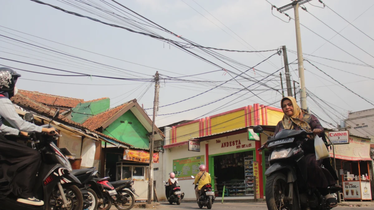 Tampak kabel listrik semrawut di kawasan Cibiru, Kota Bandung, Selasa(21/5). (Pandu Muslim/Jabar Ekspres)