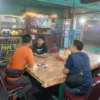 Polisi saat mendatangi TKP penganiayaan yang dilakukan pengamen. Foto : Dok Polsek Cisarua