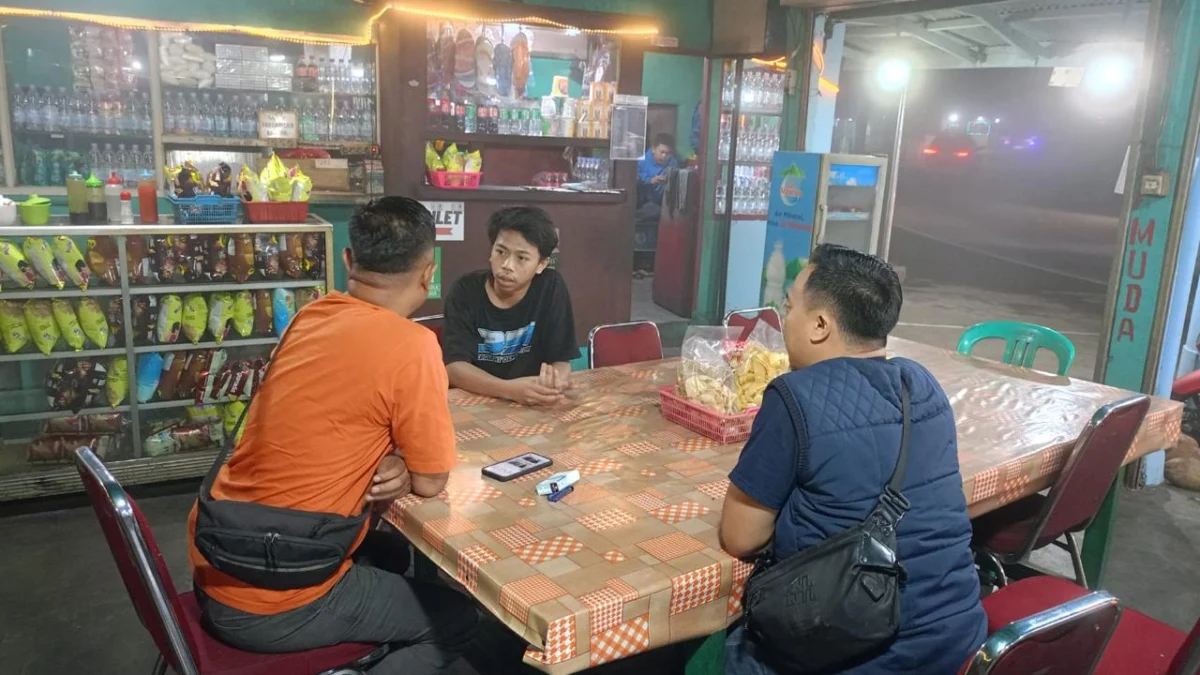 Polisi saat mendatangi TKP penganiayaan yang dilakukan pengamen. Foto : Dok Polsek Cisarua