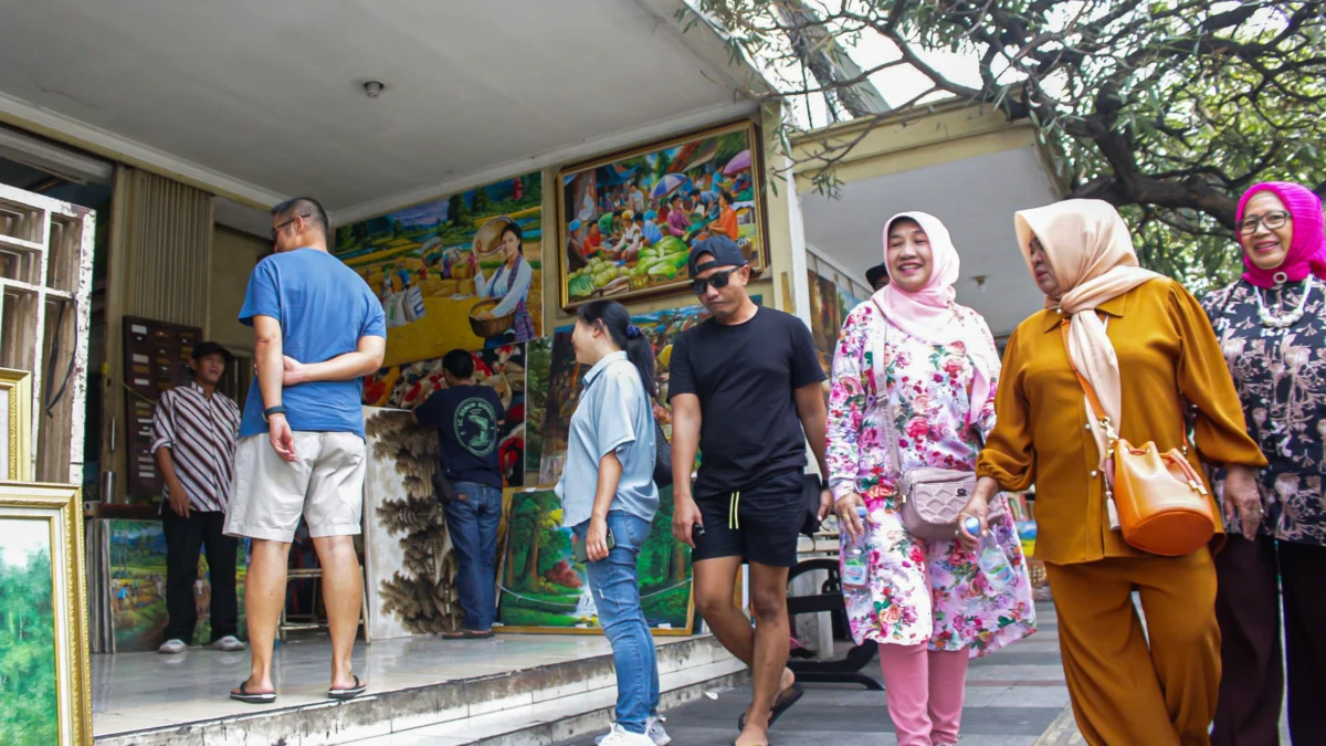 Aktivitas wisatawan Domestik di kawasan Braga, Kota Bandung. (Pandu Muslim/Jabar Ekspres)