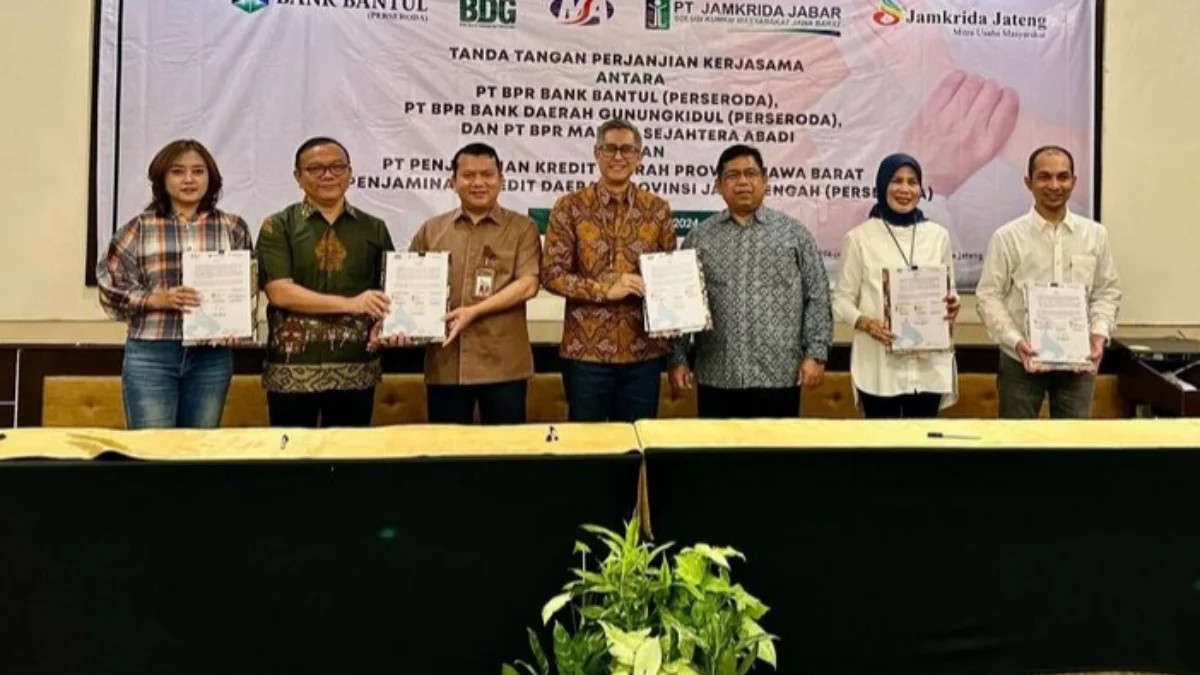 BISNIS : Direktur Keuangan (Plt Direktur Utama) PT Jamkrida Jabar sekaligus Ketua Asosiasi Perusahaan Penjaminan Daerah (Aspenda) Agus Subrata (tiga dari kanan) saat teken perjanjian kerja sama Jamkrida Jateng dan BPR. (ist)