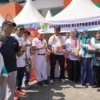 PJ Bupati Bogor Asmawa Tosepu saat menunjukan produk lokal. Foto : Sandika Fadilah /Jabarekspres.com