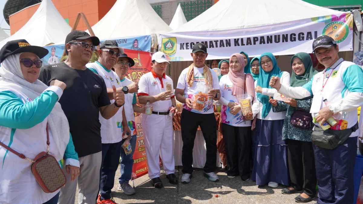 Pemkab Bogor Ajak Masyarakat Cintai Produk Lokal PJ Bupati Bogor Asmawa Tosepu saat menunjukan produk lokal. Foto : Sandika Fadilah /Jabarekspres.com
