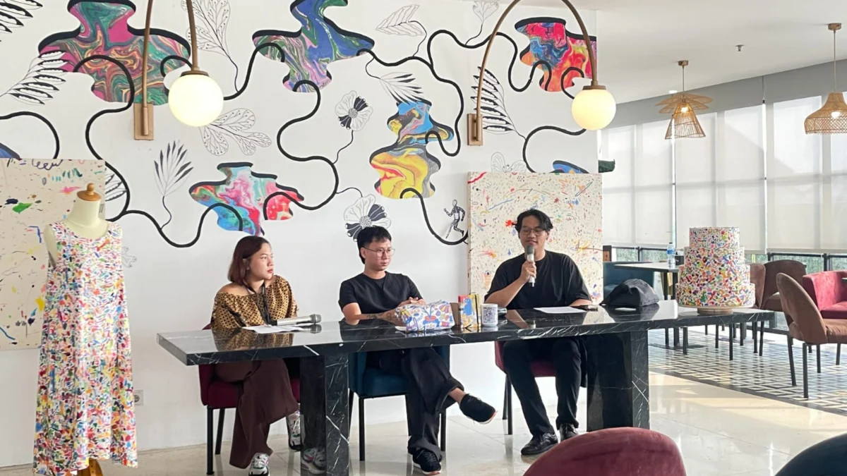 de Braga By ARTOTEL Bersama Chad Williem Membawa Penikmat Seni Menjelajah Masa Kecil Dalam Pameran "Lamun Namun" Chad Williem saat Pameran "Lamun Namun" di de Braga By ARTOTEL.