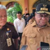 Penjabat Gubernur Papua Barat Ali Baham Temongmere bersama Kepala Kejaksaan Tinggi Papua Barat Harli Siregar (kiri). ANTARA/Fransiskus Salu Weking