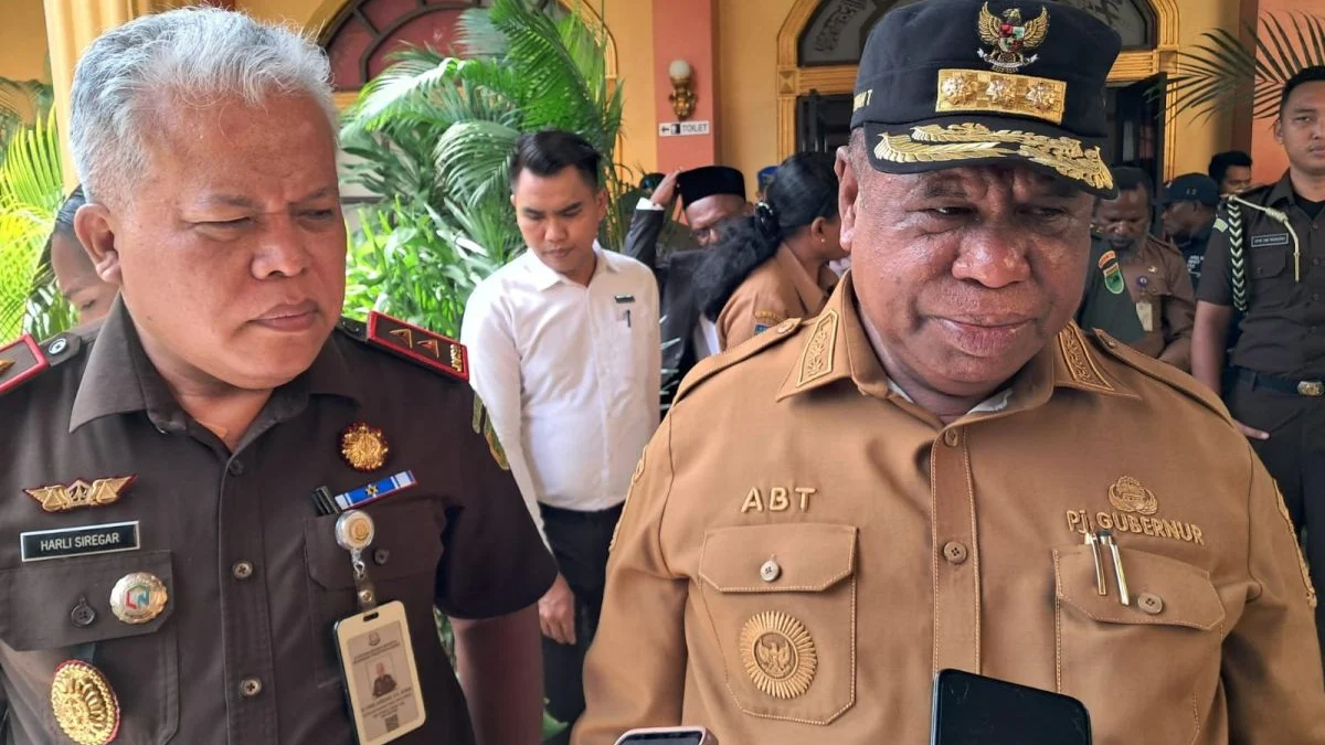 Tangani Kasus Korupsi Timah, Kejagung Kerahkan 30 Jaksa Penuntut Umum Penjabat Gubernur Papua Barat Ali Baham Temongmere bersama Kepala Kejaksaan Tinggi Papua Barat Harli Siregar (kiri). ANTARA/Fransiskus Salu Weking