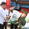 Penjabat Gubernur Jawa Barat Bey Machmudin menghadiri Panen Raya Bersama Komoditas Bawang Merah bersama Menteri Pertanian dan KSAD TNI di Lahan Pertanian Terpadu Korem 051/WKT, Kabupaten Bekasi, Selasa (11/6/2024).(Foto: Biro Adpim Jabar)