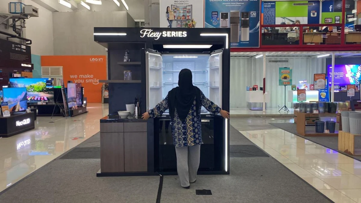 Penampakan produk Premium Kulkas AQUA FLexy Series di Log In Megastore Bandung.