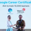 Direktur Digital Business Telkom Fajrin Rasyid (kanan) menerima cindera mata dari Direktur Hubungan Pemerintahan dan Kebijakan Publik Google Indonesia Putri Alam di Jakarta beberapa waktu lalu.
