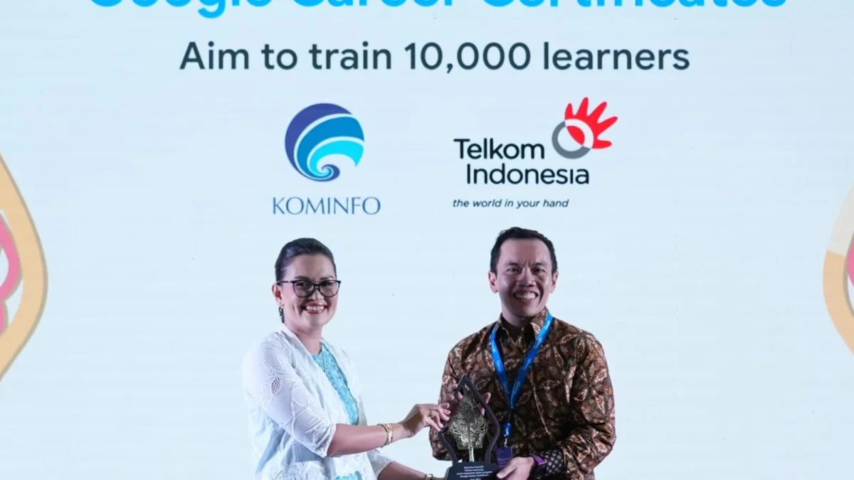 Direktur Digital Business Telkom Fajrin Rasyid (kanan) menerima cindera mata dari Direktur Hubungan Pemerintahan dan Kebijakan Publik Google Indonesia Putri Alam di Jakarta beberapa waktu lalu.