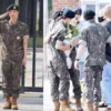 kolase tangkapan layar video Jin BTS pulang Wamil disambut member lain. (dispacth)