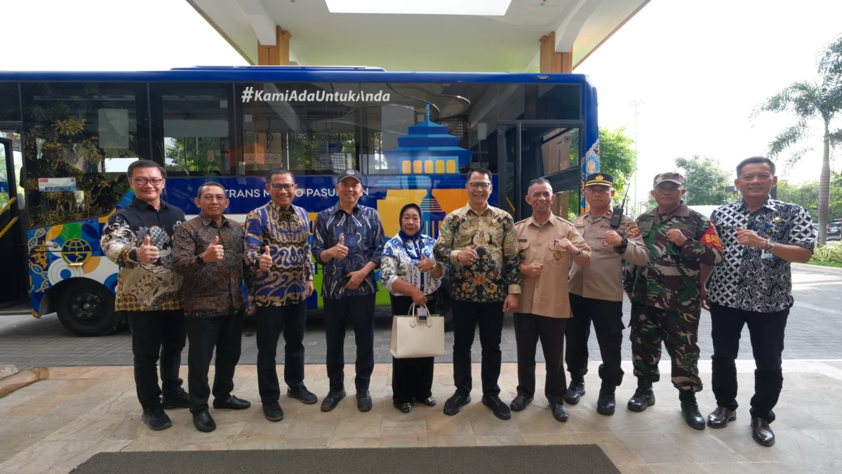 Foto bersama Kepala Dinas Perhubungan Provinsi Jawa Barat, Ir. A Koswara MP (keempat dari kiri), Regional AVP Marketing Agung Podomoro Land Tedi Guswana (ketiga dari kiri), bersama jajaran Muspida, Muspika, serta Pimpinan Podomoro Park setelah menaiki Trans Metro Pasundan.