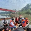 Sekda Jabar Herman Suryatman meninjau kondisi Sungai Citarum di kawasan Jembatan Babakan Sapan (BBS) Batujajar, Desa Selacau, Kecamatan Batujajar, Kabupaten Bandung Barat, Selasa (18/6/2024).(Foto: Biro Adpim Jabar)