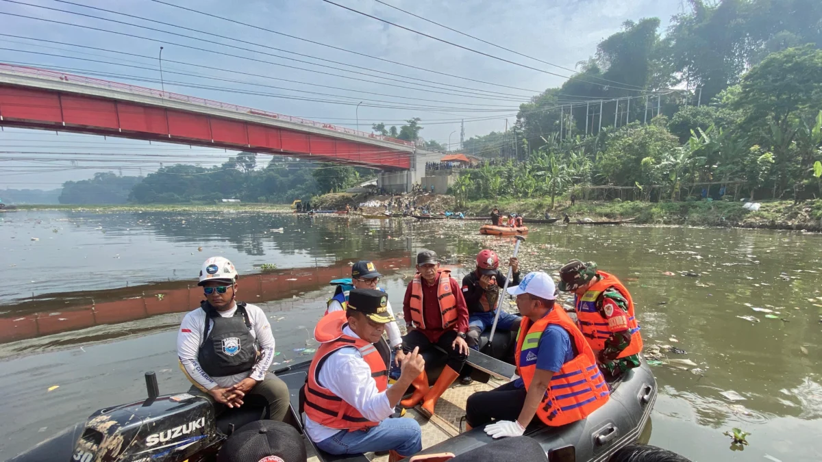Sekda Jabar Herman Suryatman meninjau kondisi Sungai Citarum di kawasan Jembatan Babakan Sapan (BBS) Batujajar, Desa Selacau, Kecamatan Batujajar, Kabupaten Bandung Barat, Selasa (18/6/2024).(Foto: Biro Adpim Jabar)