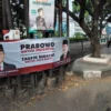 Spanduk bergambar Taufik Hidayat calon Gubernur Jabar di Jalan Soekarno Hatta. (son)