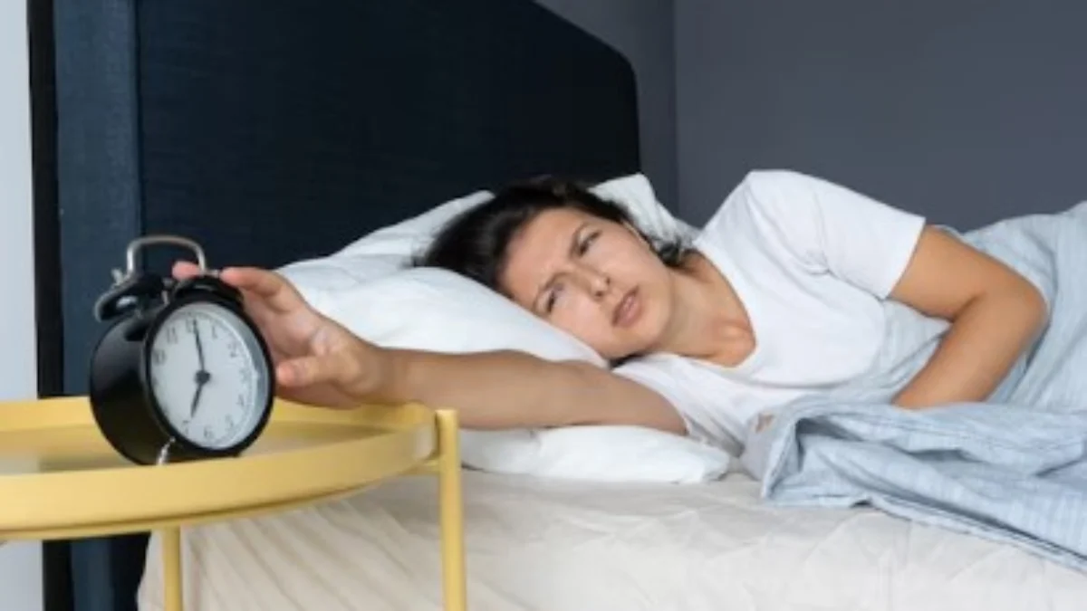 6 Penyebab Badan Tidak Segar Saat Bangun Tidur Pagi, Salah Satunya Gadget Ilustrasi bangun tidur dengan kondisi tidak segar. (freepik)