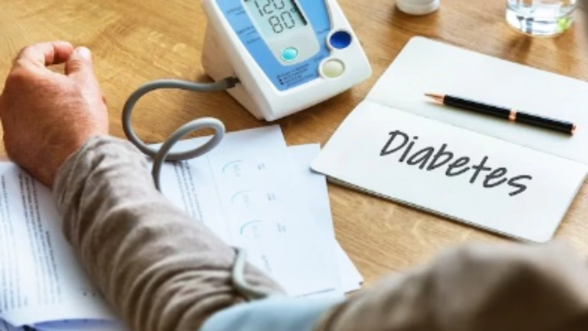Waspada, Ini 7 Orang dengan Resiko Besar Terserang Diabetes ILUSTRASI penderita Diabetes saat melakukan pengecekan gula dalam darah. (freepik)