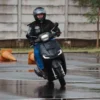 ILUSTRASI mengendarai motor saat ban motor kurang tekanan angin.