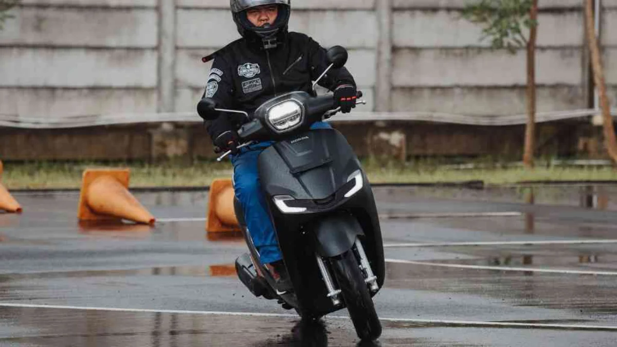 ILUSTRASI mengendarai motor saat ban motor kurang tekanan angin.