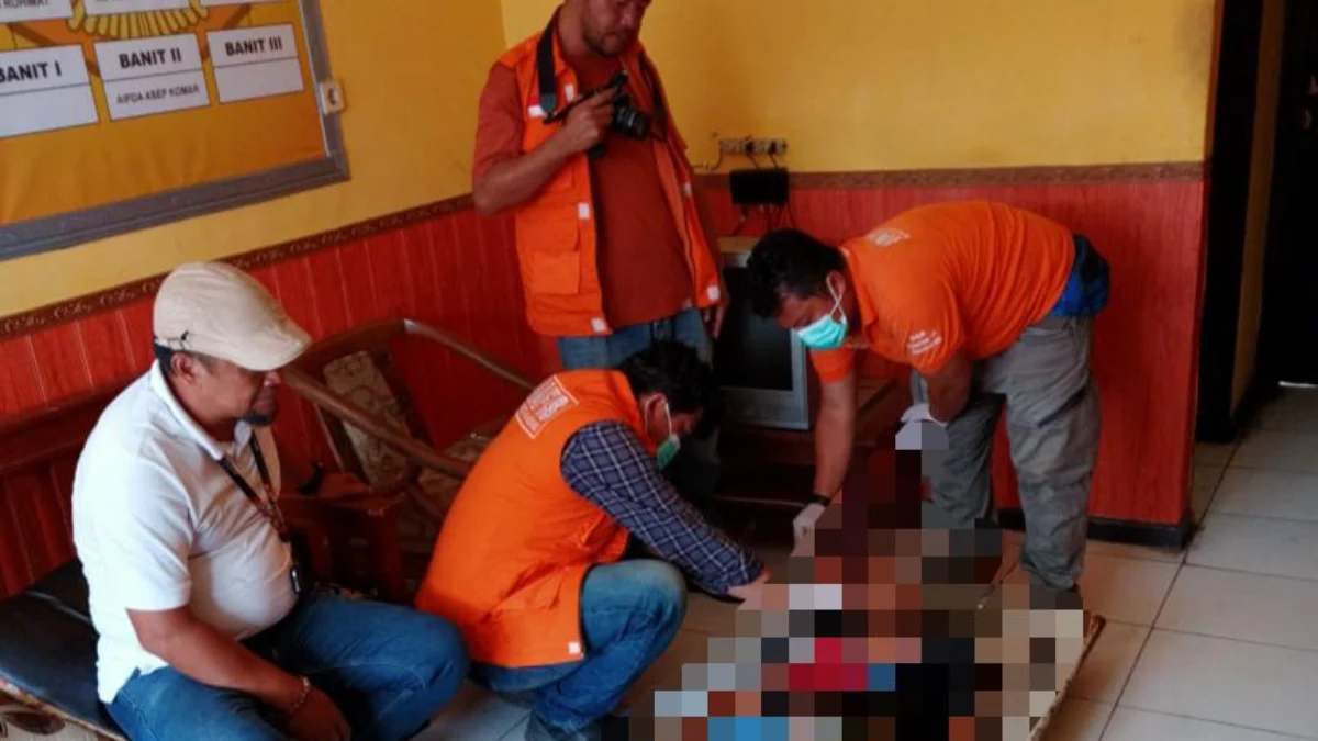 Tim Inafis saat mengevakuasi seorang pengamen yang tewas di WC umum di Banjaran. Foto Istimewa