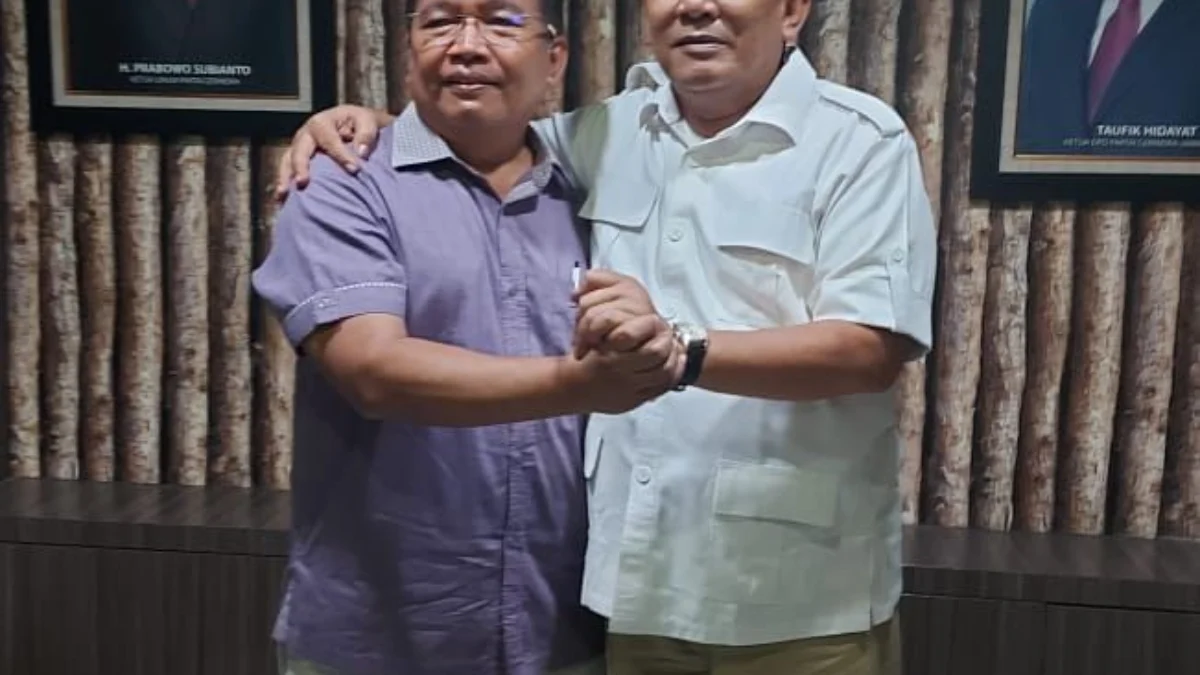 Bambang Hidayah Amankan Surat Tugas Dari Partai Gerindra Jadi Calon Wali Kota Banjar Bakal Calon Wali Kota Banjar H Bambang Hidayah (kiri) bersama Ketua DPD Partai Gerindra Jawa Barat Brigjen TNI (Purn) Taufik Hidayat berfoto bersama pada Selasa 4 Juni 2024. (Istimewa)