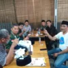 Para tokoh dan kader tiga Parpol yakni PDI Perjuangan, PPP, dan PKB bercengkrama dalam acara silaturahmi di sebuah kedai kopi di Kecamatan Langensari Kota Banjar, Minggu 2 Juni 2024 malam. (Cecep Herdi/Jabar Ekspres)