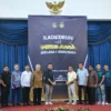 Pj Gubernur Jabar Bey Machmudin menyerahkan kadeudeuh dari BUMD Jabar untuk pemain Persib Bandung setelah menjuarai Liga 1 Indonesia Tahun 2023/2024 di Gedung Sate, Kota Bandung, Selasa (4/6/2024).(Foto: Biro Adpim Jabar)