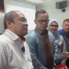 Plt Ketua DPW PKS Jawa Barat, Iwan Suryawan (kiri) berdampingan dengan Perwakilan PAN sekaligus Bacagub Jabar, Bima Arya saat silaturahmi kedua partai di Kota Bandung, Senin (10/6). (Nizar/Jabar Ekspres)