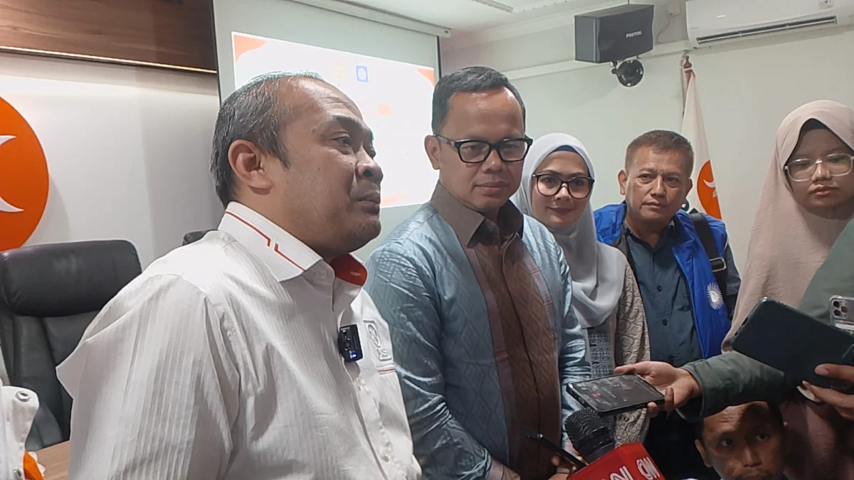 Plt Ketua DPW PKS Jawa Barat, Iwan Suryawan (kiri) berdampingan dengan Perwakilan PAN sekaligus Bacagub Jabar, Bima Arya saat silaturahmi kedua partai di Kota Bandung, Senin (10/6). (Nizar/Jabar Ekspres)