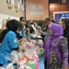 Pj Wali Kota Banjar Hj Ida Wahida Hidayati meninjau hasil produk UMKM Kota Banjar di aula Setda belum lama ini. (Cecep Herdi/Jabar Ekspres)